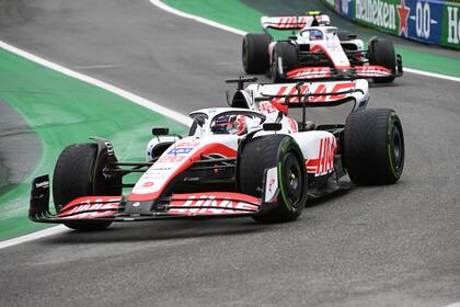 Los autos de la escudería Haas, que en el Gran Premio de Abu Dhabi intentará conservar el octavo puesto en el Mundial de Constructores; los 37 puntos son producto de 25 unidades que sumó Kevin Magnussen y 12 de Mick Schumacher
