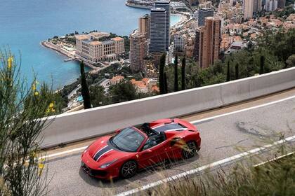 Los autos de lujo son uno de los mayores atractivos de la ciudad