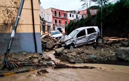 Los autos destruidos en Casamicciola, en la isla sureña de Ischia el 26 de noviembre de 2022