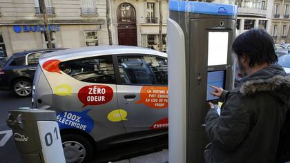 Los autos eléctricos, compartidos, ya son un boom en París