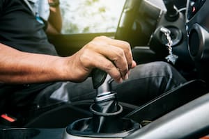 Por qué los autos eléctricos no usan caja de cambios
