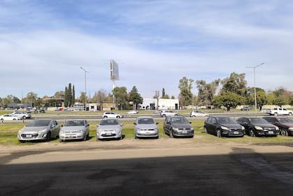 Los autos estacionados a unos metros de la ruta nacional