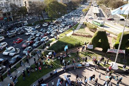 Los autos llegan al banderazo del 19S en el Obelisco