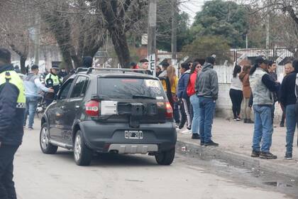 Los autos "movilizadores" de un puntero del PJ en la puerta de la escuela Alfredo Cosson, en San Miguel de Tucumán, ante la mirada pasiva de la Policía