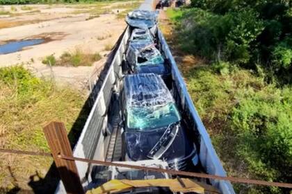 Los autos que transportaba el convoy quedaron absolutamente destruidos