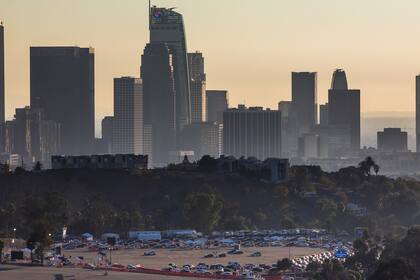 Los autos se alinean en el estacionamiento del Dodger Stadium para las pruebas Covid-19 en los Ángeles, California, el 14 de noviembre de 2020