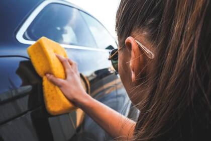 Los autos suelen acumular suciedad y los profesionales indicaron cuándo es el momento ideal para limpiarlos (Foto Pexels)
