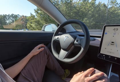 Los autos Tesla ofrecen dos sistemas de conducción asistida: el Autopilot y el Full Self-Driving.