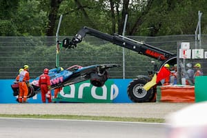 Los auxiliares del autódromo Enzo y Dino Ferrari retiran el Alpine de Franco Colapinto tras el accidente en la primera tanda de la prueba de clasificación del Gran Premio de Emilia-Romagna, el quinto choque achacable al argentino en Fórmula 1.
