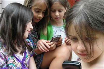 Los avances en el mundo tecnológico con los dispositivos móviles reformularon las estrategias que deben enfrentar los padres para acompañar a sus hijos en el uso seguro de Internet