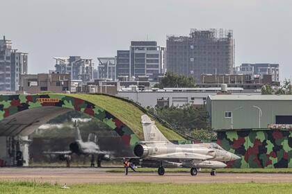 Los aviones de combate se preparan para despegar en la Base Aérea Militar de Hsinchu en Hsinchu, Taiwán, el 18 de mayo de 2022. (Lam Yik Fei/The New York Times)