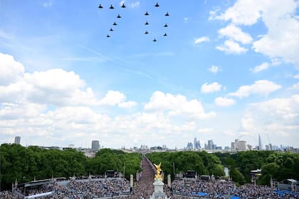 Los aviones de combate Typhoon de la RAF británica (Royal Air Force) vuelan en formación para formar el número '70' durante un vuelo especial desde el balcón del Palacio de Buckingham después del Desfile del cumpleaños de la Reina, el Trooping the Colour, como parte de las celebraciones del jubileo de platino de la Reina Isabel II, en Londres el 2 de junio de 2022