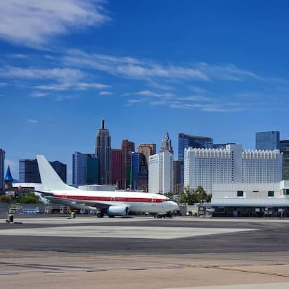 Los aviones despegan desde el aeropuerto de Las Vegas, a la vista de todos