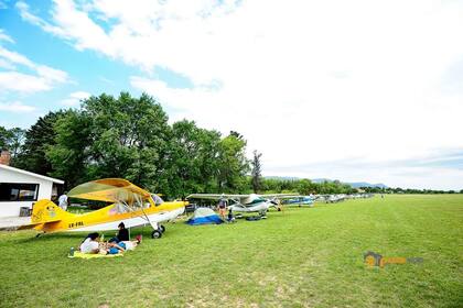 Los aviones llegan de todos los lados; incluso de países vecinos como Chile, Uruguay y Paraguay