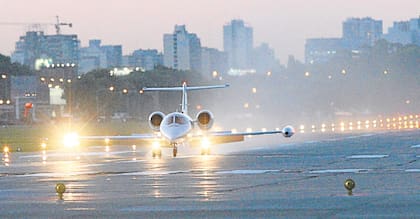 También hay vuelos privados que parten desde el Aeroparque metropolitano a todo tipo de destinos en el país y la región