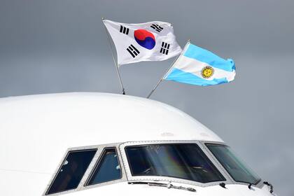Los aviones que trasladan presidentes despliegan sus banderas al aterrizar