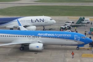 Aeroparque tiene vuelos demorados y se desvían servicios a Ezeiza en una tarde marcada por el calor