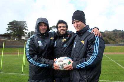 Los ayudantes de los Pumas: Mariano Fernández (PF), Jorge Ruarte y Simon Fathers (PF)