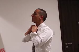 Los azafatos portan uniformes que parecen no ser muy cómodos, pero están diseñados con un objetivo