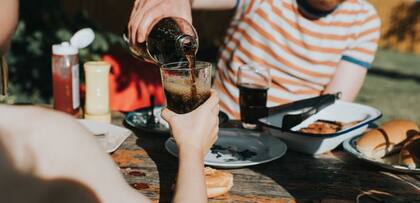 Los azúcares y los aditivos que estas bebidas a veces tienen, pueden aumentar el riesgo de obesidad y de otras condiciones como la diabetes.