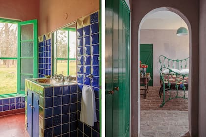 Los azulejos azul cobalto fueron pintados por la dueña de casa.