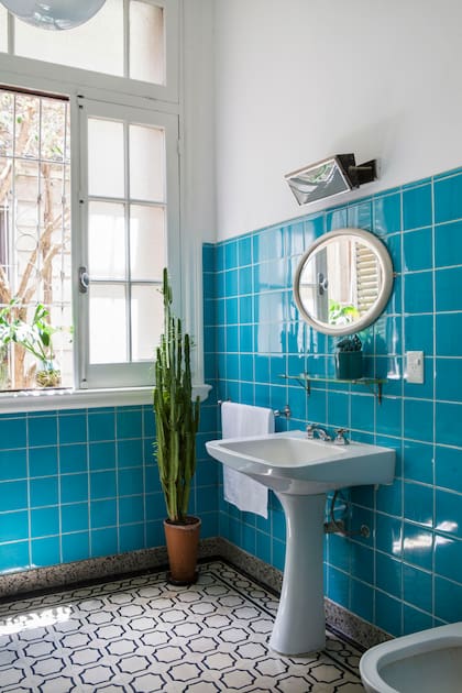 Los azulejos se conservan en su turquesa vibrante original.