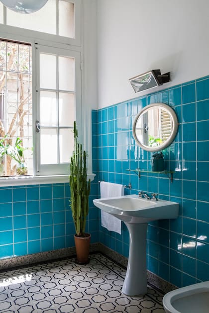 Los azulejos se conservan en su turquesa vibrante original.