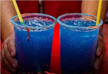 Los "azulitos", el mix de bebidas energéticas y vodka que las autoridades de salud de México pusieron bajo la lupa