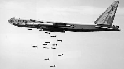 Los B-52 estadounidenses protagonizaron las principales operaciones de bombardeos masivos en Vietnam