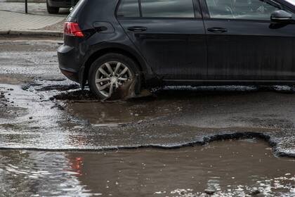 Los baches pueden estar ocultos en los charcos de agua