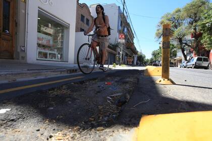 Los baches y pozos representan un riesgo