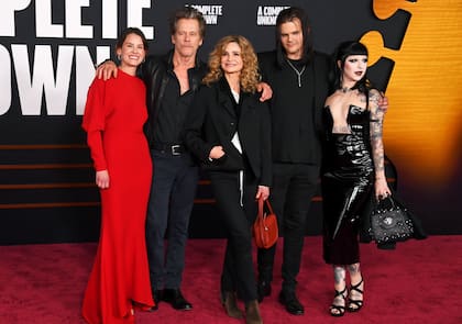 Los Bacon aprovecharon el estreno de Un completo desconocido para salir en familia. Kevin Bacon y Kyra Sedgwick asistieron a la premiere de Los Ángeles junto a sus hijos, Sosie y Travis, quien estuvo acompañado por su pareja, Angelina Sambrotto. Divertidos, le hicieron el aguante a Scoot McNairy (pareja de Sosie), que es parte de este film sobre la vida de Bob Dylan
