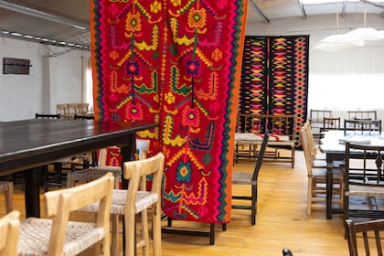 Los baetones antiguos se exponen junto a las mesas y sillas