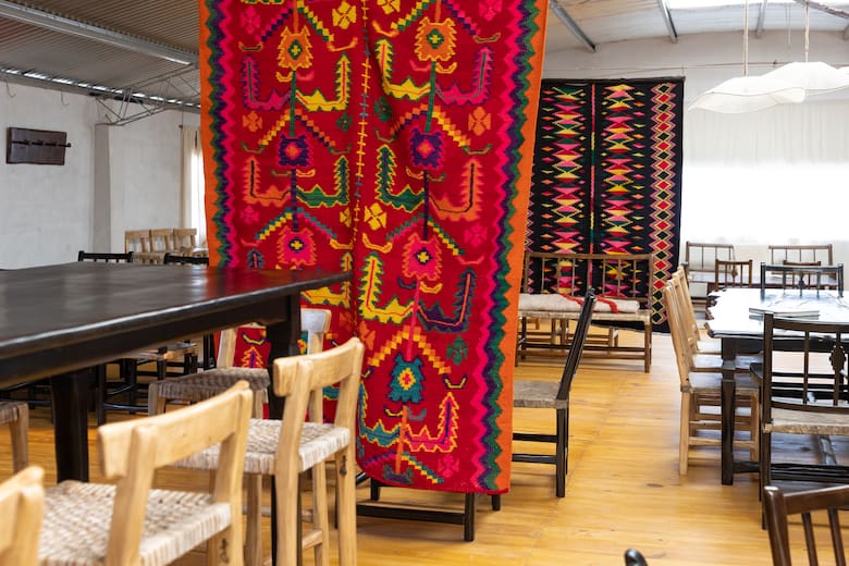 Muebles del monte al mundo: el artesano de Santiago del Estero que exporta piezas únicas desde un paraje rural