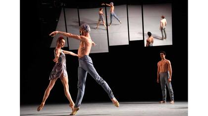 Los bailarines Celine Cassone (I) , James Whiteside (C) y Alexandre Hammoud (D) ensayan el programa "Intensio", de Daniil Simkin, en el Joyce Theater, Nueva York.