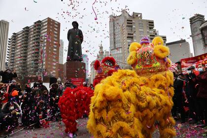 Los bailarines chinos tradicionales actúan en una ceremonia del Año Nuevo Lunar en Chinatown, en la ciudad de Nueva York