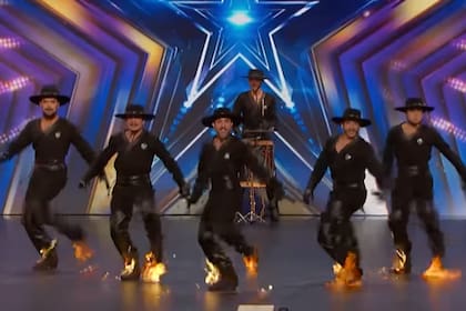 Los bailarines deslumbraron con una performance con fuego, boleadoras y espadas (Foto: Captura de video)