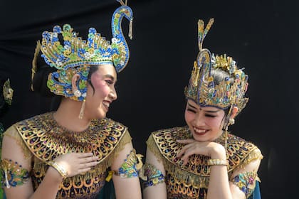 Los bailarines esperan para realizar la danza del pavo real de Sundanese en Bandung, Java Occidental, el 19 de agosto de 2023.