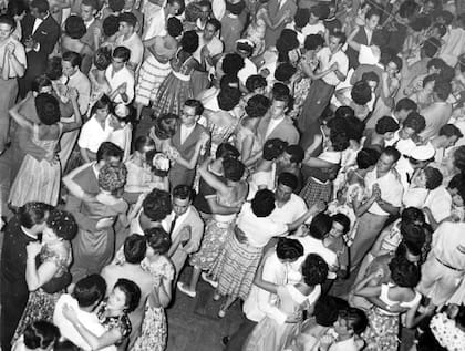 Los bailes eran la salida habitual de los jóvenes, un espacio de intimidad fuera de la casa de la novia.