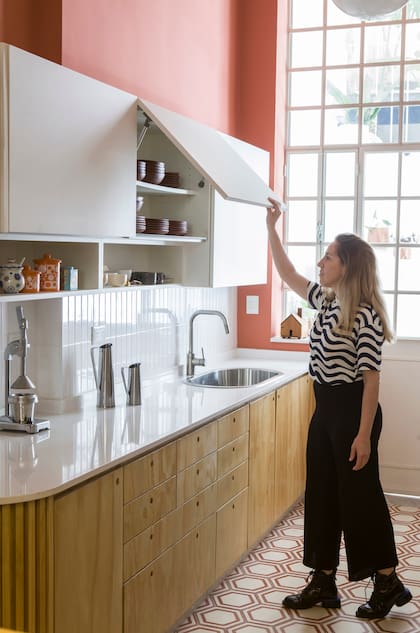 Los bajomesadas y alacenas se resolvieron de manera económica: con MDF pintado con látex blanco y fenólico de pino teñido en la tonalidad del roble.