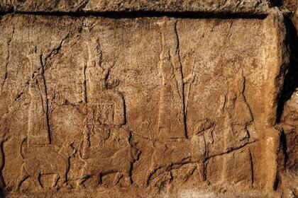 Los bajorrelieves tienen una antigüedad de 2700 y sus escenas representan figuras de reyes y dioses asirios, y habrían sido hechas a modo de propaganda para señalar a los pobladores quién había construido un canal de riego