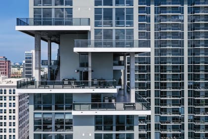 Los balcones aterrazados de este edificio permiten disfrutar de la vista al mar