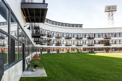 Los balcones de algunos departamentos dan al excampo de juego