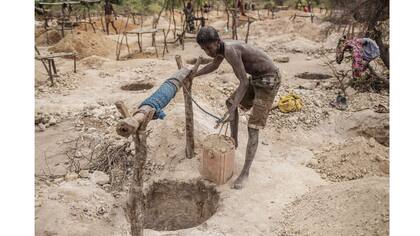 Los baldes llenos de tierra se suceden a lo largo de jornada de trabajo