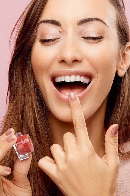 Los bálsamos labiales fue el primer producto de Carolina y el hit. Con ajenjo, aceite de oliva, manteca de cacao y pigmentos de remolacha, hidrata y da brillo y color.