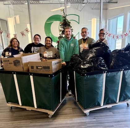 Los bancos de alimentos en Texas ofrecen comida preparada y despensas a quienes lo necesiten (Facebook/North Texas Food Bank)