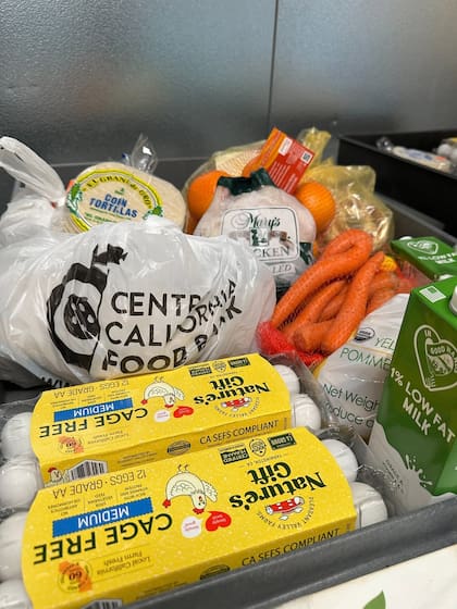 Los bancos de alimentos entregan iversos productos alimenticios a la comunidad de California (Instagram/@cencalfoodbank)