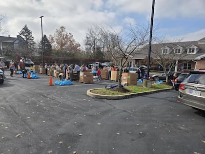 Los bancos de alimentos fijos pueden solicitar algunos documentos comunes como identificación con fotografía (Instagram/feeding_illinois)
