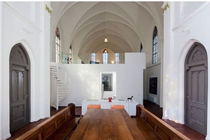 Los bancos de madera para el rezo se destinaron al comedor.