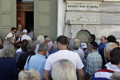 Los bancos reabrieron con largas filas a sus puertas